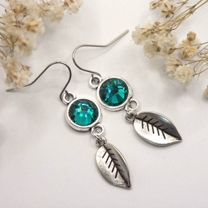 Tengerkék színű Preciosa kristályokkal és ezüst színű levelekkel készült fülbevaló, akár szettben is, nyaklánccal - ékszer - fülbevaló - lógó fülbevaló - Meska.hu