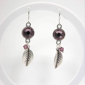 Ametiszt színű Preciosa kristályokkal és ezüst színű levelekkel készült fülbevaló, akár szettben is, nyaklánccal - ékszer - fülbevaló - lógó fülbevaló - Meska.hu