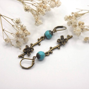 Fülbevaló türkiz színű howlit ásványgyöngyökből és virágos ág alakú függőkből - Mézbogyó - ékszer - fülbevaló - lógó fülbevaló - Meska.hu