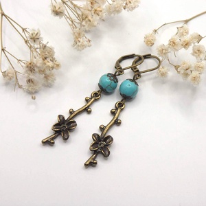Fülbevaló türkiz színű howlit ásványgyöngyökből és virágos ág alakú függőkből - Mézbogyó - Meska.hu
