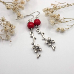 Fülbevaló piros howlit ásványgyöngyökből és virágos ág alakú függőkből - Tűztövis, Ékszer, Fülbevaló, Lógó fülbevaló, Ékszerkészítés, MESKA