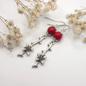 Fülbevaló piros howlit ásványgyöngyökből és virágos ág alakú függőkből - Tűztövis - ékszer - fülbevaló - lógó fülbevaló - Meska.hu