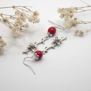 Fülbevaló piros howlit ásványgyöngyökből és virágos ág alakú függőkből - Tűztövis - ékszer - fülbevaló - lógó fülbevaló - Meska.hu