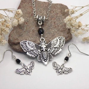 Molylepkés nyaklánc és fülbevaló szett fekete színű, csiszolt, cseh üveggyöngyökkel - Éji látogató - ékszer - ékszerszett - Meska.hu