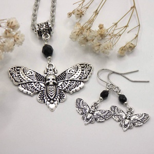 Molylepkés nyaklánc és fülbevaló szett fekete színű, csiszolt, cseh üveggyöngyökkel - Éji látogató, Ékszer, Ékszerszett, Ékszerkészítés, MESKA