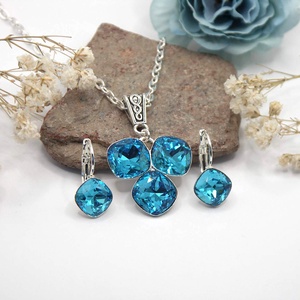 Három, lekerekített négyszög formájú, tengerkék színű Swarovski kristállyal készült nyaklánc és fülbevaló szett - ékszer - ékszerszett - Meska.hu