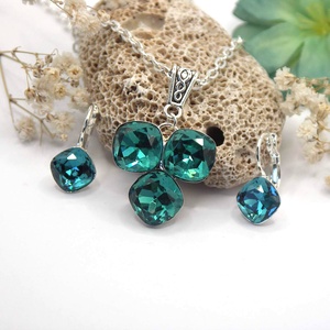 Három, lekerekített négyszög formájú, smaragd színű Swarovski kristállyal készült nyaklánc és fülbevaló szett - Meska.hu