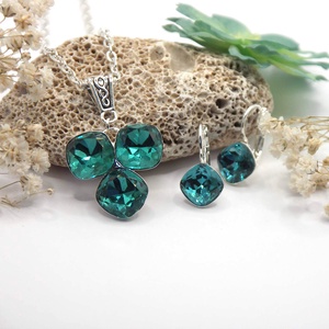 Három, lekerekített négyszög formájú, smaragd színű Swarovski kristállyal készült nyaklánc és fülbevaló szett - ékszer - ékszerszett - Meska.hu