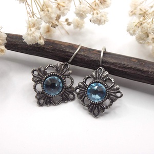 Világoskék Swarovski kristályos, egyedi készítésú, szirmokkal áttört rombusz alakú fülbevaló  Tengerfény - ékszer - fülbevaló - lógó fülbevaló - Meska.hu