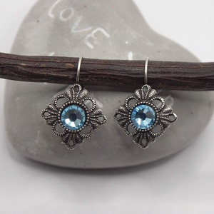 Világoskék Swarovski kristályos, egyedi készítésú, szirmokkal áttört rombusz alakú fülbevaló  Tengerfény - ékszer - fülbevaló - lógó fülbevaló - Meska.hu