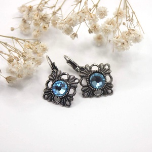 Világoskék Swarovski kristályos, egyedi készítésú, szirmokkal áttört rombusz alakú fülbevaló  Tengerfény - Meska.hu