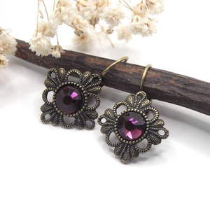 Sötét ametiszt színű Swarovski kristályos, egyedi készítésú, szirmokkal áttört rombusz alakú fülbevaló - Bársony - ékszer - fülbevaló - lógó fülbevaló - Meska.hu