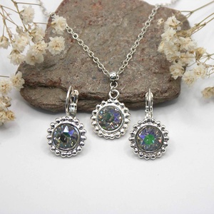 Zöldesen csillanó, kissé áttetsző, szürkés-fehér Swarovski kristályos nyaklánc és fülbevaló szett - Harmatfény - ékszer - ékszerszett - Meska.hu