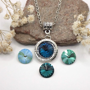 Swarovski kristályos nyaklánc, egyedi készítésú, peremes medállal, választható színű kristállyal - ékszer - nyaklánc - medálos nyaklánc - Meska.hu
