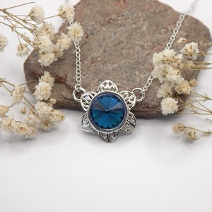 Swarovski kristályos nyaklánc, egyedi készítésú, virág formájú medállal, választható színű kristállyal, Ékszer, Nyaklánc, Medálos nyaklánc, Ékszerkészítés, MESKA
