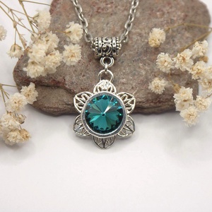 Swarovski kristályos nyaklánc, egyedi készítésú, virág formájú medállal, választható színű kristállyal, Ékszer, Nyaklánc, Medálos nyaklánc, Ékszerkészítés, MESKA