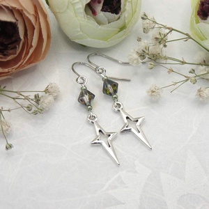 Zöldesen megcsillanó, Swarovski gyöngyös fülbevaló hosszúkás csillag függővel - Sarkcsillag - ékszer - fülbevaló - lógó fülbevaló - Meska.hu