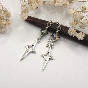 Zöldesen megcsillanó, Swarovski gyöngyös fülbevaló hosszúkás csillag függővel - Sarkcsillag, Ékszer, Fülbevaló, Lógó fülbevaló, Ékszerkészítés, MESKA