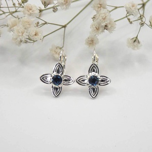 Sötétkék Swarovski kristályos, egyedi készítésú, damaszk virág formájú fülbevaló - Persian - ékszer - fülbevaló - lógó fülbevaló - Meska.hu
