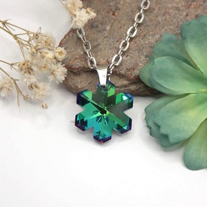 Hópehely formájú zöldes-kék színű Aurora kristály ezüst láncon  Téli csepp - ékszer - nyaklánc - medálos nyaklánc - Meska.hu