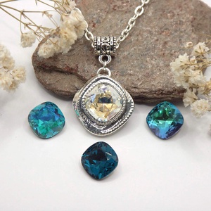 Swarovski kristályos nyaklánc, egyedi készítésú, peremes medállal, választható színű kristállyal - ékszer - nyaklánc - medálos nyaklánc - Meska.hu