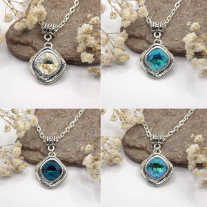 Swarovski kristályos nyaklánc, egyedi készítésú, peremes medállal, választható színű kristállyal - ékszer - nyaklánc - medálos nyaklánc - Meska.hu