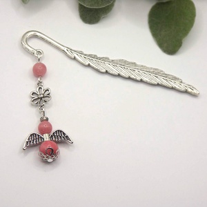 AJÁNDÉK dobozka! Ezüst színű, toll formájú angyalkás könyvjelző rózsaszín kalcedon ásványgyöngyökkel, Könyv & Zene, Könyvjelző, Ékszerkészítés, MESKA