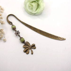 AJÁNDÉK dobozka! Antik bronz, íves formájú könyvjelző kínai jáde ásványgyöngyökkel, lóhere alakú függővel � Szerencse, Könyv & Zene, Könyvjelző, Ékszerkészítés, MESKA