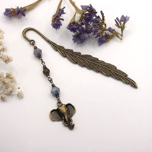 AJÁNDÉK dobozka! Antik bronz, toll alakú könyvjelző liláskék cseh üveggyöngyökkel, elefántfej függővel � Horton, Könyv & Zene, Könyvjelző, Ékszerkészítés, MESKA