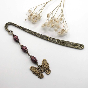 AJÁNDÉK dobozka! Antik bronz, viragos-leveles könyvjelző foltos-vörös cseh üveggyöngyökkel, lepke függővel � Insectum, Könyv & Zene, Könyvjelző, Ékszerkészítés, MESKA