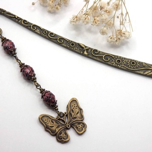 AJÁNDÉK dobozka! Antik bronz, viragos-leveles könyvjelző foltos-vörös cseh üveggyöngyökkel, lepke függővel � Insectum - könyv & zene - könyvjelző - Meska.hu