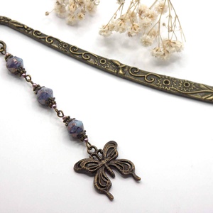 AJÁNDÉK dobozka! Antik bronz, viragos-leveles könyvjelző foltos-liláskék üveggyöngyökkel, lepke függővel � Pille - könyv & zene - könyvjelző - Meska.hu