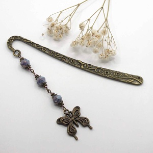 AJÁNDÉK dobozka! Antik bronz, viragos-leveles könyvjelző foltos-liláskék üveggyöngyökkel, lepke függővel � Pille, Könyv & Zene, Könyvjelző, Ékszerkészítés, MESKA