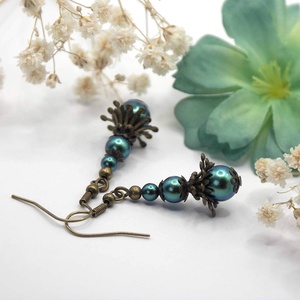 Fülbevaló pávatoll zöld színű, Preciosa, cseh üveggyöngyből, különleges gyöngykupakokkal kiegészítve, Ékszer, Fülbevaló, Lógó fülbevaló, Ékszerkészítés, MESKA