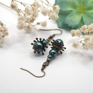 Fülbevaló pávatoll zöld színű, Preciosa, cseh üveggyöngyből, különleges gyöngykupakokkal kiegészítve - ékszer - fülbevaló - lógó fülbevaló - Meska.hu