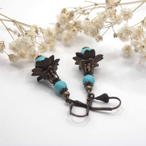 Fülbevaló türkiz színű, howlit ásványgyöngyből, különleges gyöngykupakokkal kiegészítve - ékszer - fülbevaló - lógó fülbevaló - Meska.hu