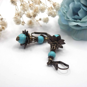 Fülbevaló türkiz színű, howlit ásványgyöngyből, különleges gyöngykupakokkal kiegészítve - Meska.hu