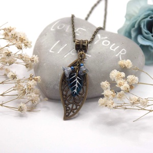 Bronz színű nyaklánc áttört mintájú levél függővel, kék árnyalatú virág és levél alakú üveggyöngyökkel � Encián - ékszer - nyaklánc - medálos nyaklánc - Meska.hu