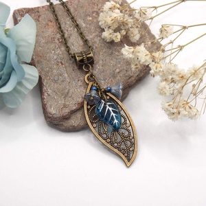 Bronz színű nyaklánc áttört mintájú levél függővel, kék árnyalatú virág és levél alakú üveggyöngyökkel � Encián, Ékszer, Nyaklánc, Medálos nyaklánc, Ékszerkészítés, MESKA