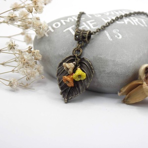 Antik bronz színű nyaklánc levél függővel, homok, citrom és narancs színű, virág alakú üveggyöngyökkel � Mézi, Ékszer, Nyaklánc, Medálos nyaklánc, Ékszerkészítés, MESKA