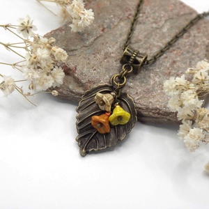 Antik bronz színű nyaklánc levél függővel, homok, citrom és narancs színű, virág alakú üveggyöngyökkel � Mézi - ékszer - nyaklánc - medálos nyaklánc - Meska.hu