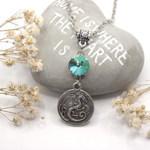 Tibeti ezüst sárkány medálos nyaklánc, kékes-zöld színű Swarovski kristállyal - Draco, Ékszer, Nyaklánc, Medálos nyaklánc, Ékszerkészítés, MESKA