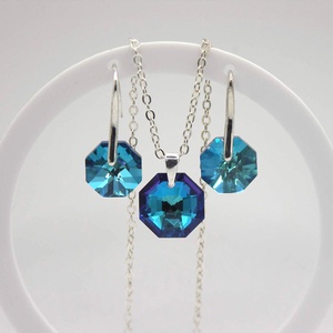 Csillogó, türkizes-éjkék színű, nyolcszög alakú Swarovski kristállyal készült nyaklánc és fülbevaló szett � Oktogon - ékszer - ékszerszett - Meska.hu