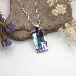 Téglalap formájú türkizesen csillanó, halvány lilás-rózsaszín Aurora kristály ezüst láncon - Üvegmetszés, Ékszer, Nyaklánc, Medálos nyaklánc, Ékszerkészítés, MESKA