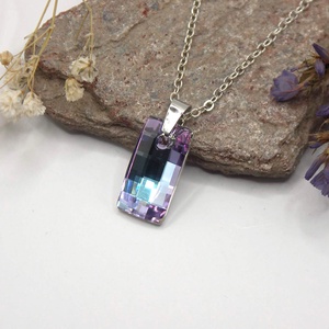 Téglalap formájú türkizesen csillanó, halvány lilás-rózsaszín Aurora kristály ezüst láncon - Üvegmetszés - ékszer - nyaklánc - medálos nyaklánc - Meska.hu