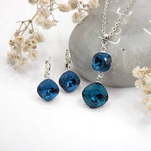 Nyaklánc és fülbevaló szett sötétkék színű Swarovski kristályok felhasználásával, lekerekített négyszög foglalatokban, Ékszer, Ékszerszett, Ékszerkészítés, MESKA