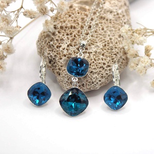 Nyaklánc és fülbevaló szett sötétkék színű Swarovski kristályok felhasználásával, lekerekített négyszög foglalatokban - ékszer - ékszerszett - Meska.hu