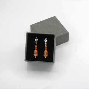 Tulipános fülbevaló piros alapon arany intarziás üveggyöngyökből, csepp formába zárva � Celica - ékszer - fülbevaló - lógó fülbevaló - Meska.hu