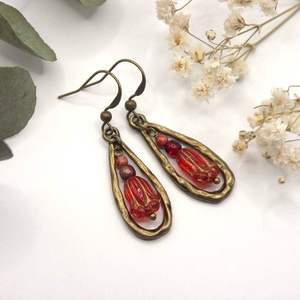 Tulipános fülbevaló piros alapon arany intarziás üveggyöngyökből, csepp formába zárva � Celica, Ékszer, Fülbevaló, Lógó fülbevaló, Ékszerkészítés, MESKA