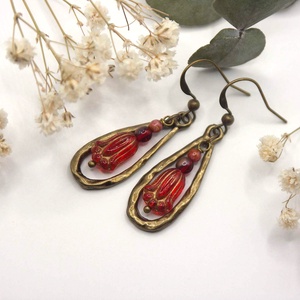 Tulipános fülbevaló piros alapon arany intarziás üveggyöngyökből, csepp formába zárva � Celica - ékszer - fülbevaló - lógó fülbevaló - Meska.hu